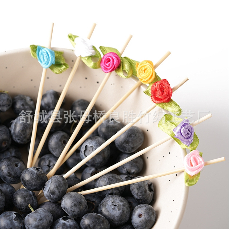 Bambusz nyárs rózsa-virágsokor motívummal és masnival – kandírozott gyümölcs és koktél díszítéséhez, 100 darabos csomag