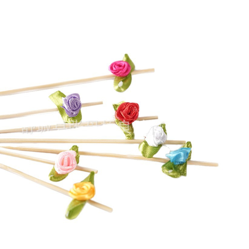 Bambusz nyárs rózsa-virágsokor motívummal és masnival – kandírozott gyümölcs és koktél díszítéséhez, 100 darabos csomag