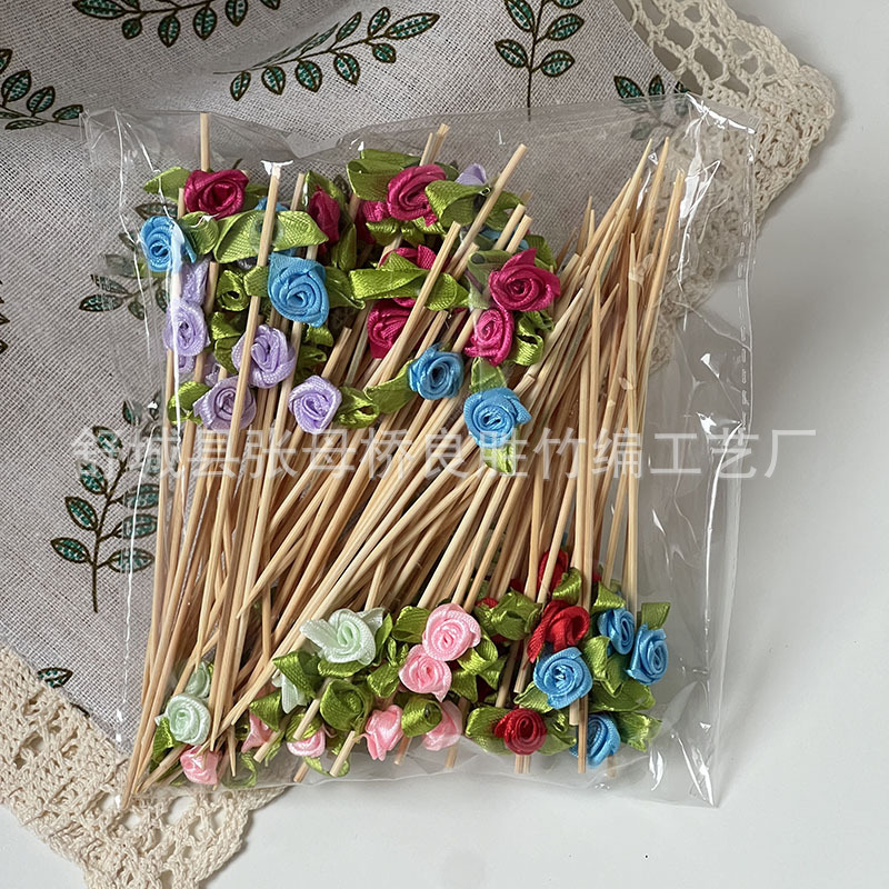 Bambusz nyárs rózsa-virágsokor motívummal és masnival – kandírozott gyümölcs és koktél díszítéséhez, 100 darabos csomag