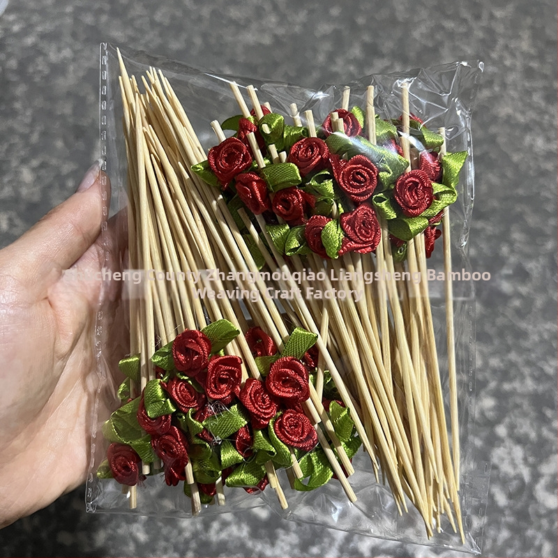 Bambusz nyárs rózsa-virágsokor motívummal és masnival – kandírozott gyümölcs és koktél díszítéséhez, 100 darabos csomag