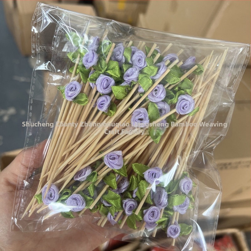 Bambusz nyárs rózsa-virágsokor motívummal és masnival – kandírozott gyümölcs és koktél díszítéséhez, 100 darabos csomag