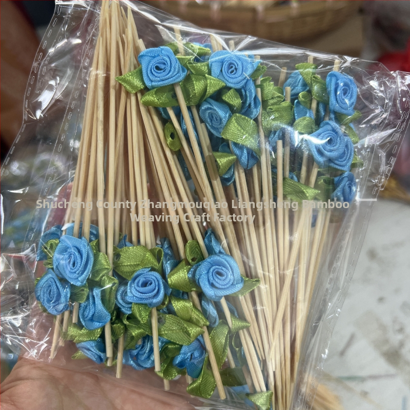 Bambusz nyárs rózsa-virágsokor motívummal és masnival – kandírozott gyümölcs és koktél díszítéséhez, 100 darabos csomag