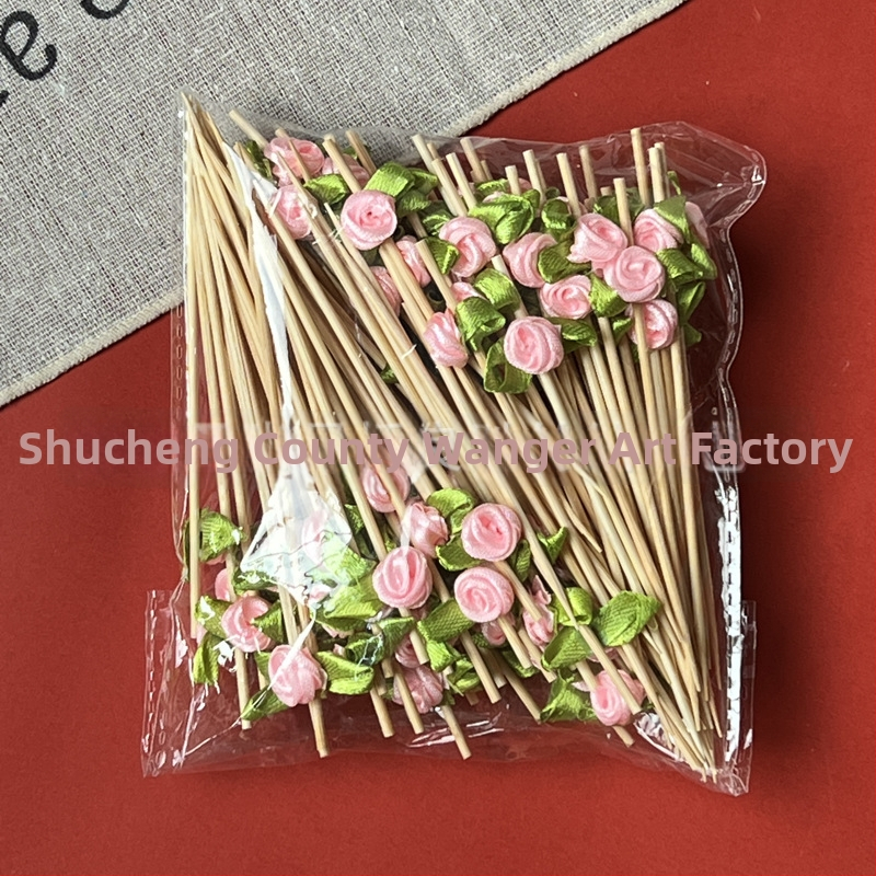 Bambusz nyárs rózsa-virágsokor motívummal és masnival – kandírozott gyümölcs és koktél díszítéséhez, 100 darabos csomag