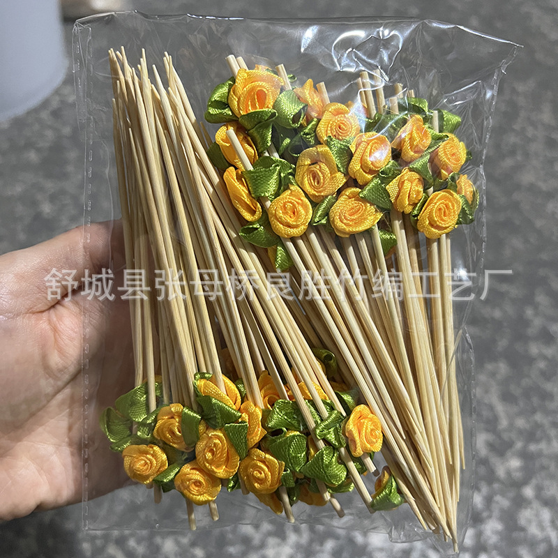 Bambusz nyárs rózsa-virágsokor motívummal és masnival – kandírozott gyümölcs és koktél díszítéséhez, 100 darabos csomag