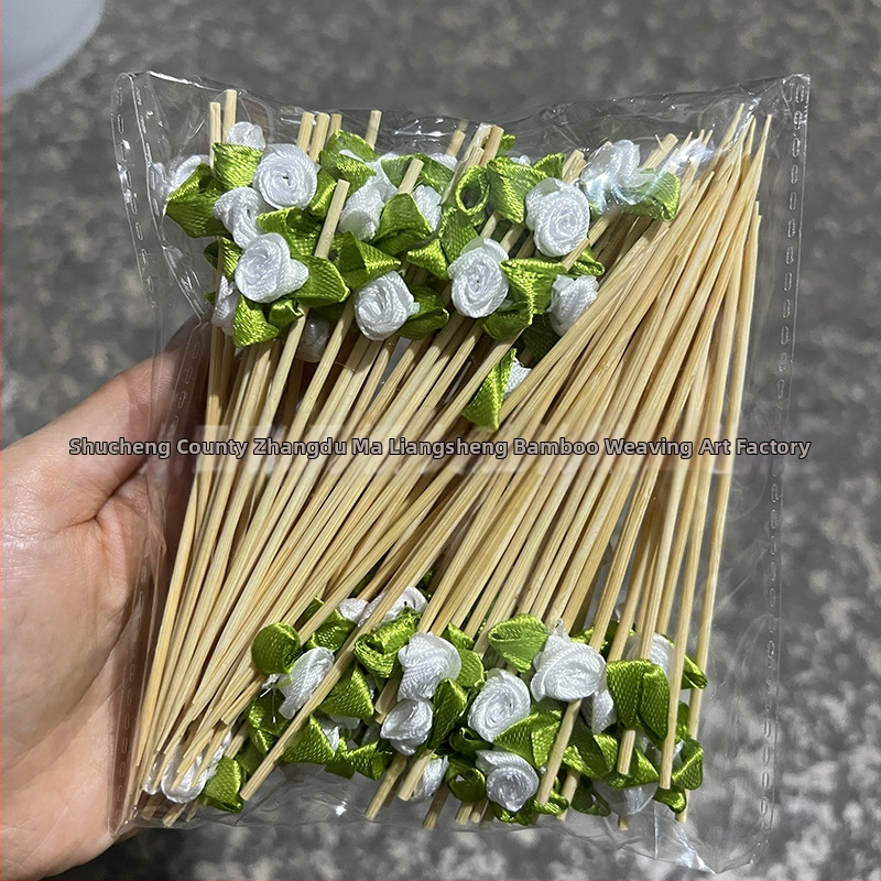 Bambusz nyárs rózsa-virágsokor motívummal és masnival – kandírozott gyümölcs és koktél díszítéséhez, 100 darabos csomag