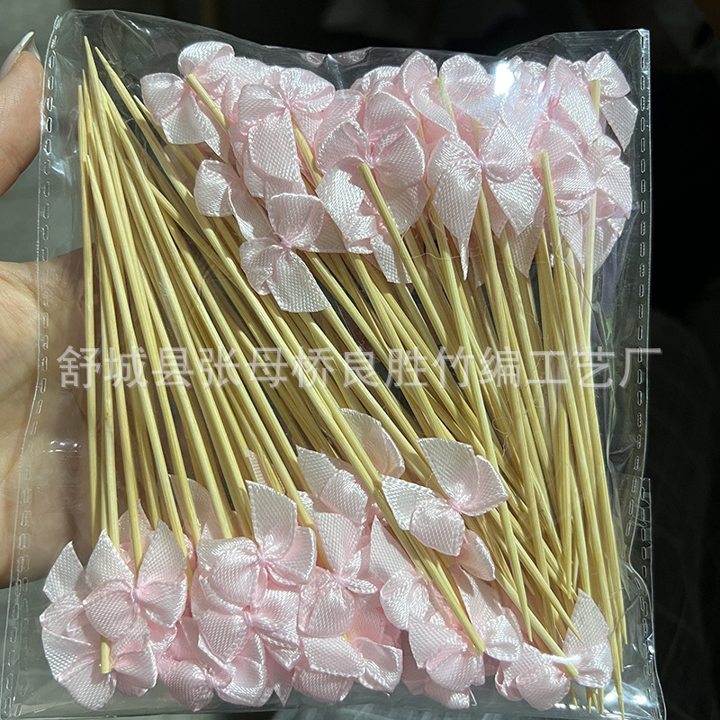 Bambusz nyárs rózsa-virágsokor motívummal és masnival – kandírozott gyümölcs és koktél díszítéséhez, 100 darabos csomag