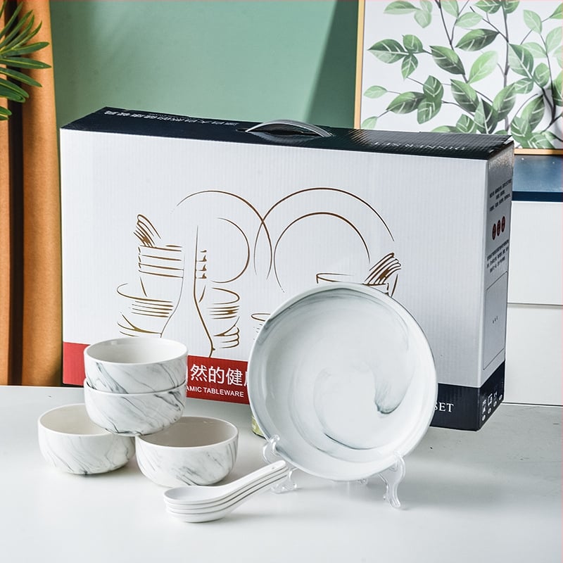 Porcelán étkészlet ajándékba – tálak, tányérok és kanalak, logóval nyomtatva, testreszabható, mikrohullámú sütőben használható, kerek formájú