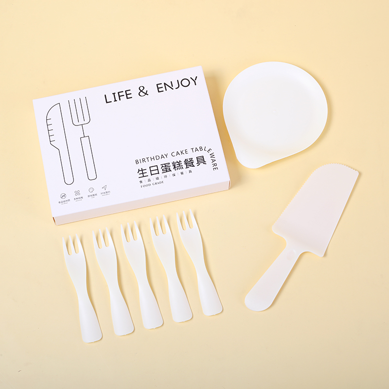 Set de veselă de unică folosință pentru ziua de naștere – farfurii rotunde, din plastic alimentar, cuțit și furculiță incluse, ambalate într-o cutie