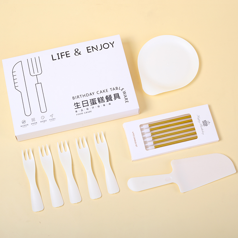 Set de veselă de unică folosință pentru ziua de naștere – farfurii rotunde, din plastic alimentar, cuțit și furculiță incluse, ambalate într-o cutie