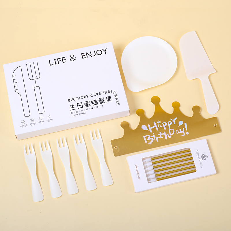 Set de veselă de unică folosință pentru ziua de naștere – farfurii rotunde, din plastic alimentar, cuțit și furculiță incluse, ambalate într-o cutie