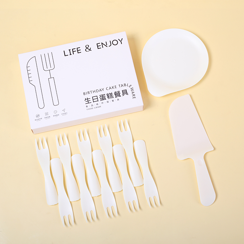 Set de veselă de unică folosință pentru ziua de naștere – farfurii rotunde, din plastic alimentar, cuțit și furculiță incluse, ambalate într-o cutie