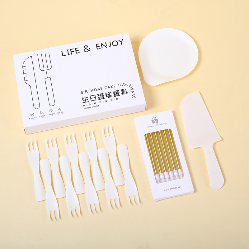 Set de veselă de unică folosință pentru ziua de naștere – farfurii rotunde, din plastic alimentar, cuțit și furculiță incluse, ambalate într-o cutie