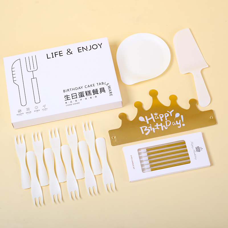 Set de veselă de unică folosință pentru ziua de naștere – farfurii rotunde, din plastic alimentar, cuțit și furculiță incluse, ambalate într-o cutie