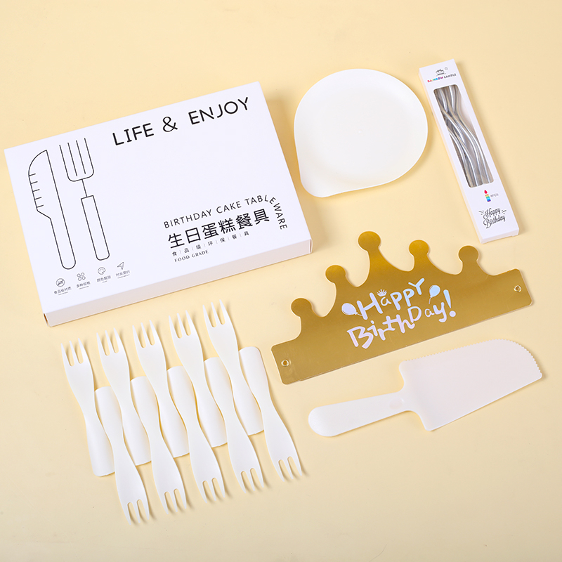 Set de veselă de unică folosință pentru ziua de naștere – farfurii rotunde, din plastic alimentar, cuțit și furculiță incluse, ambalate într-o cutie