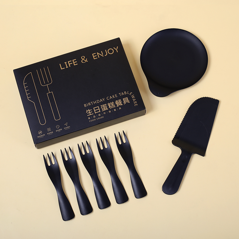 Set de veselă de unică folosință pentru ziua de naștere – farfurii rotunde, din plastic alimentar, cuțit și furculiță incluse, ambalate într-o cutie