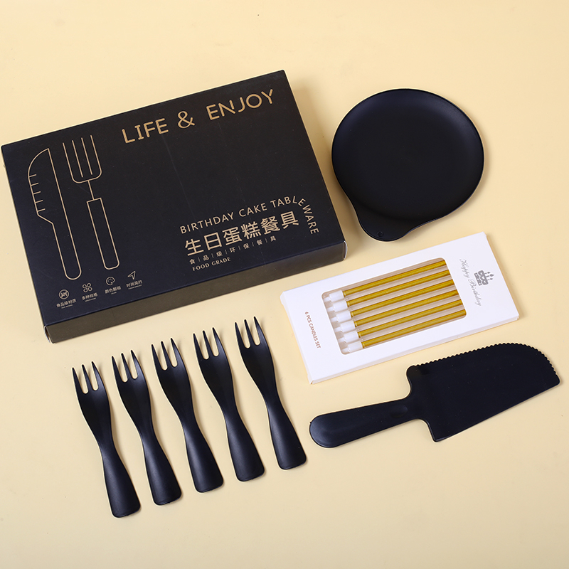 Set de veselă de unică folosință pentru ziua de naștere – farfurii rotunde, din plastic alimentar, cuțit și furculiță incluse, ambalate într-o cutie