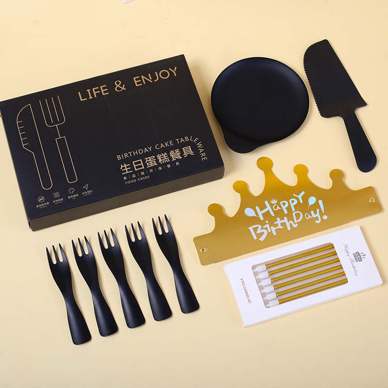 Set de veselă de unică folosință pentru ziua de naștere – farfurii rotunde, din plastic alimentar, cuțit și furculiță incluse, ambalate într-o cutie