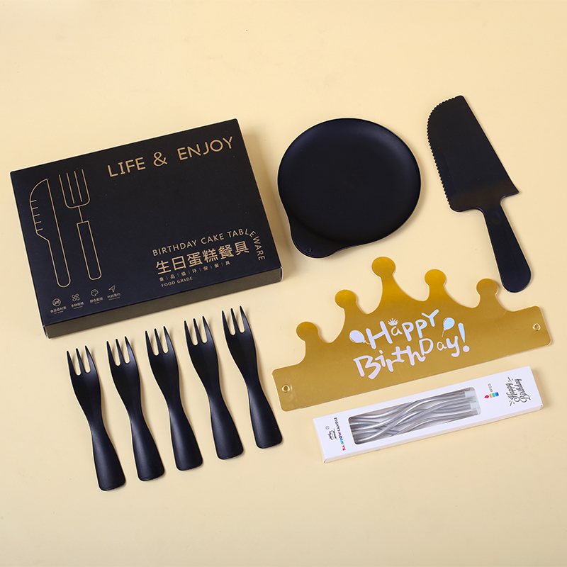 Set de veselă de unică folosință pentru ziua de naștere – farfurii rotunde, din plastic alimentar, cuțit și furculiță incluse, ambalate într-o cutie