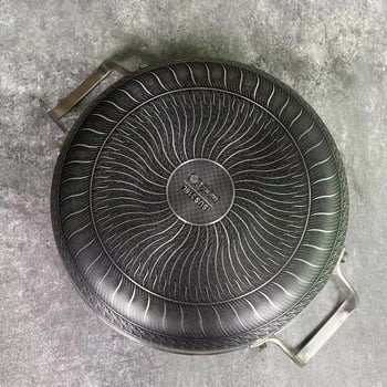 Tiga­na s dvije ručke od 316 nerđajućeg čelika, neprijanjajući premaz, trostruko dno, indukcijska kompatibilnost, stakleni poklopac, model B016