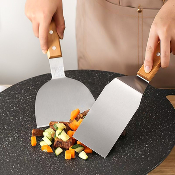 Gu yi špachtla za prženje od nehrđajućeg čelika s drvenom držačem – Teppanyaki stil, kuhinjska špachtla, mogućnost tiskanja logotipa