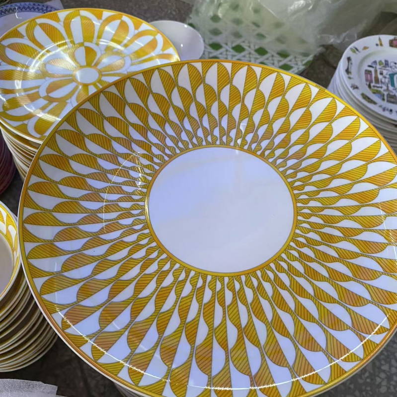 Keramička plosnata tanjura od kostne porcelan (>45% prašine od kostiju), kružnog oblika, prugasti uzorak, lagani luksuzni stil (promjer 10–10.9 cm ili 12–12.9 cm; otisak logotipa; mogućnost prilagodbe)