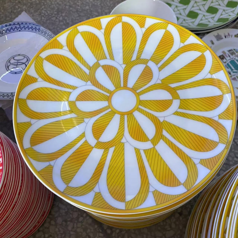 Keramička plosnata tanjura od kostne porcelan (>45% prašine od kostiju), kružnog oblika, prugasti uzorak, lagani luksuzni stil (promjer 10–10.9 cm ili 12–12.9 cm; otisak logotipa; mogućnost prilagodbe)