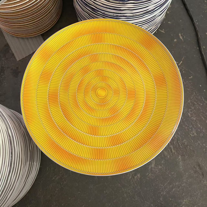 Keramička plosnata tanjura od kostne porcelan (>45% prašine od kostiju), kružnog oblika, prugasti uzorak, lagani luksuzni stil (promjer 10–10.9 cm ili 12–12.9 cm; otisak logotipa; mogućnost prilagodbe)
