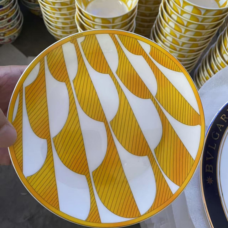 Keramička plosnata tanjura od kostne porcelan (>45% prašine od kostiju), kružnog oblika, prugasti uzorak, lagani luksuzni stil (promjer 10–10.9 cm ili 12–12.9 cm; otisak logotipa; mogućnost prilagodbe)