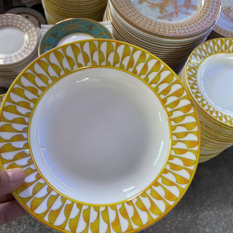 Keramička plosnata tanjura od kostne porcelan (>45% prašine od kostiju), kružnog oblika, prugasti uzorak, lagani luksuzni stil (promjer 10–10.9 cm ili 12–12.9 cm; otisak logotipa; mogućnost prilagodbe)