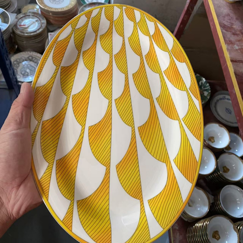 Keramička plosnata tanjura od kostne porcelan (>45% prašine od kostiju), kružnog oblika, prugasti uzorak, lagani luksuzni stil (promjer 10–10.9 cm ili 12–12.9 cm; otisak logotipa; mogućnost prilagodbe)