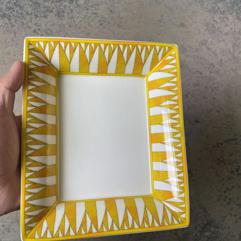 Keramička plosnata tanjura od kostne porcelan (>45% prašine od kostiju), kružnog oblika, prugasti uzorak, lagani luksuzni stil (promjer 10–10.9 cm ili 12–12.9 cm; otisak logotipa; mogućnost prilagodbe)