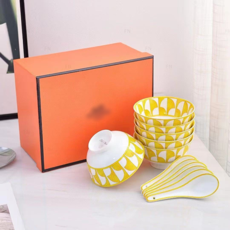 Keramička plosnata tanjura od kostne porcelan (>45% prašine od kostiju), kružnog oblika, prugasti uzorak, lagani luksuzni stil (promjer 10–10.9 cm ili 12–12.9 cm; otisak logotipa; mogućnost prilagodbe)
