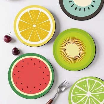 Kör alakú csészealátét, rajzfilmszerű gyümölcs mintával, anyag: diatomitagyag