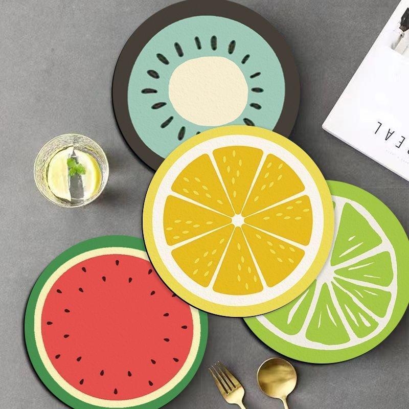 Kör alakú csészealátét, rajzfilmszerű gyümölcs mintával, anyag: diatomitagyag