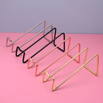 Kovácsolt vasból készült borállvány – modern, minimalist stílus, tárolásra; 103 g súly; kategória: pohártartó