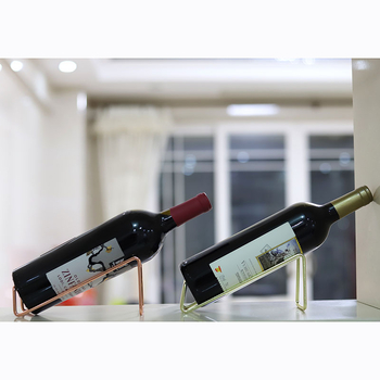 Kovácsolt vasból készült borállvány – modern, minimalist stílus, tárolásra; 103 g súly; kategória: pohártartó