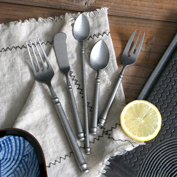 Set posuđa od nehrđajućeg čelika 304, retro istrošeni dizajn, četiri komada: nož, vilica, žlica i vilica za tortu; ručna izrada, prilagodljivo