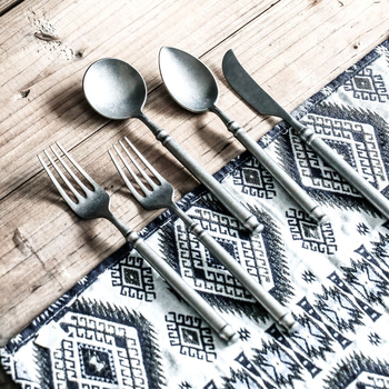 Set posuđa od nehrđajućeg čelika 304, retro istrošeni dizajn, četiri komada: nož, vilica, žlica i vilica za tortu; ručna izrada, prilagodljivo