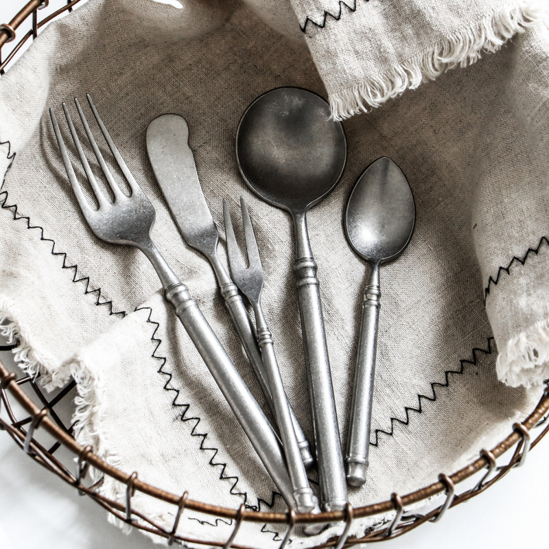 Set posuđa od nehrđajućeg čelika 304, retro istrošeni dizajn, četiri komada: nož, vilica, žlica i vilica za tortu; ručna izrada, prilagodljivo
