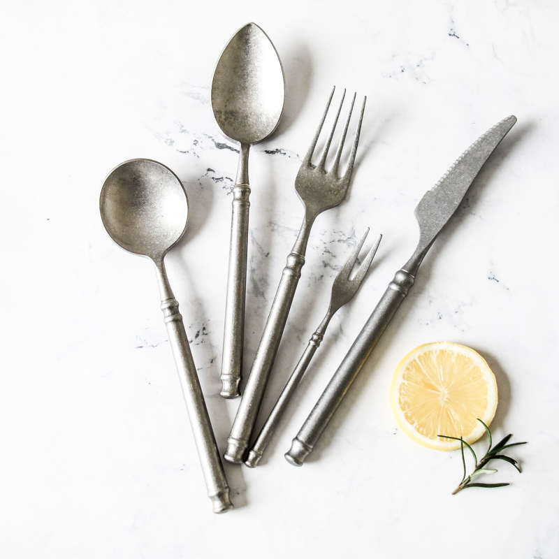 Set posuđa od nehrđajućeg čelika 304, retro istrošeni dizajn, četiri komada: nož, vilica, žlica i vilica za tortu; ručna izrada, prilagodljivo