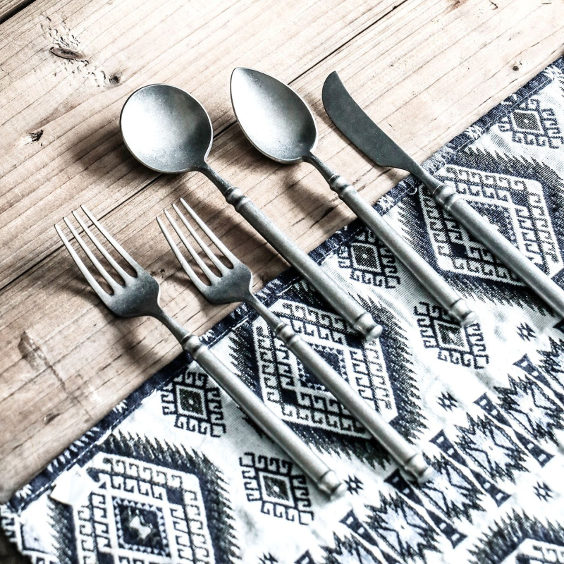 Set posuđa od nehrđajućeg čelika 304, retro istrošeni dizajn, četiri komada: nož, vilica, žlica i vilica za tortu; ručna izrada, prilagodljivo