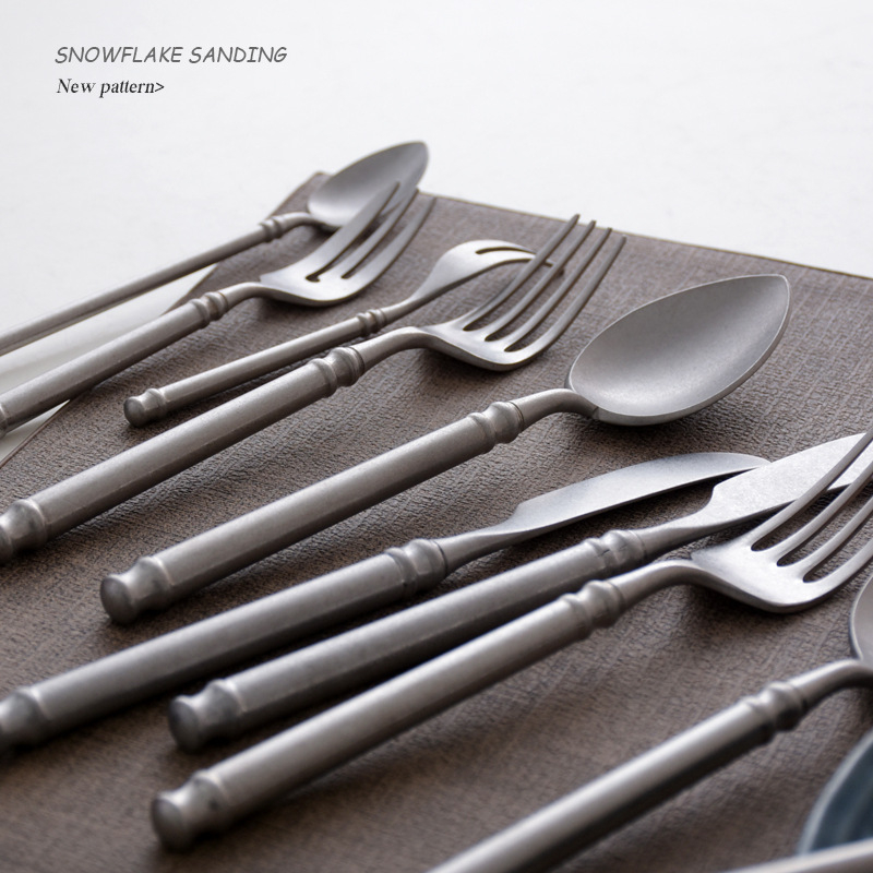 Σετ μαχαιροπίρουνα – Ανοξείδωτο ατσάλι 304, φινίρισμα καθρέφτη, ελαφρύς πολυτελής ρετρό νορδικός σχεδιασμός, περιλαμβάνει μαχαίρι, πιρούνι και κουτάλι, σε διαφανή σακούλα συσκευασίας