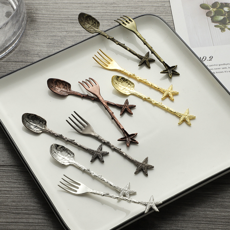 Jiayi Kitchen set de furculițe pentru fructe și lingurițe de desert, model gravat în stil forestier, din aliaj de zinc, personalizare disponibilă, logo imprimat