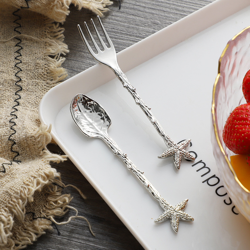 Jiayi Kitchen set de furculițe pentru fructe și lingurițe de desert, model gravat în stil forestier, din aliaj de zinc, personalizare disponibilă, logo imprimat