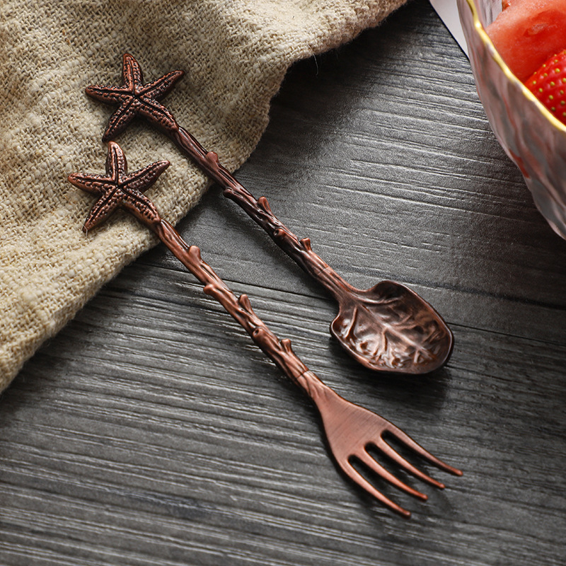 Jiayi Kitchen set de furculițe pentru fructe și lingurițe de desert, model gravat în stil forestier, din aliaj de zinc, personalizare disponibilă, logo imprimat