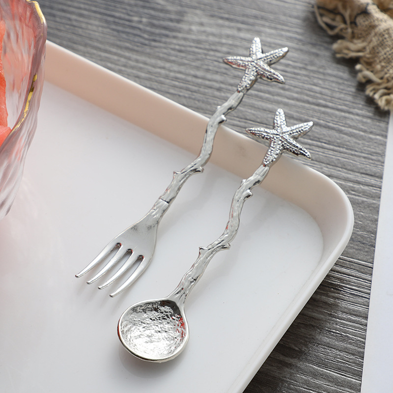 Jiayi Kitchen set de furculițe pentru fructe și lingurițe de desert, model gravat în stil forestier, din aliaj de zinc, personalizare disponibilă, logo imprimat