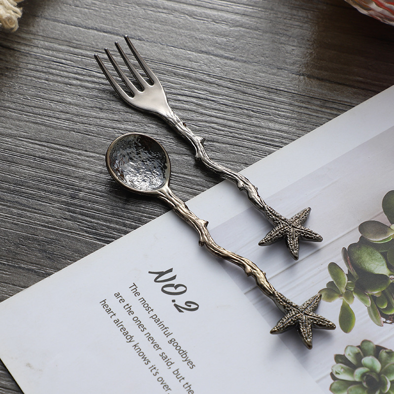 Jiayi Kitchen set de furculițe pentru fructe și lingurițe de desert, model gravat în stil forestier, din aliaj de zinc, personalizare disponibilă, logo imprimat