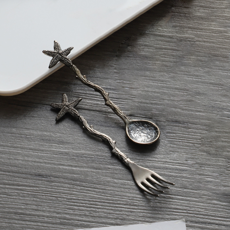 Jiayi Kitchen set de furculițe pentru fructe și lingurițe de desert, model gravat în stil forestier, din aliaj de zinc, personalizare disponibilă, logo imprimat