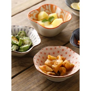 Kilenc rekeszes porcelán fűszertál, japán stílusú, szabálytalan forma, nyomtatott mintával, mártásos tálka