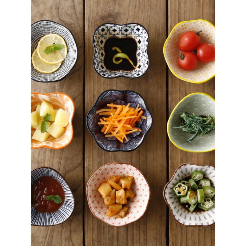 Kilenc rekeszes porcelán fűszertál, japán stílusú, szabálytalan forma, nyomtatott mintával, mártásos tálka